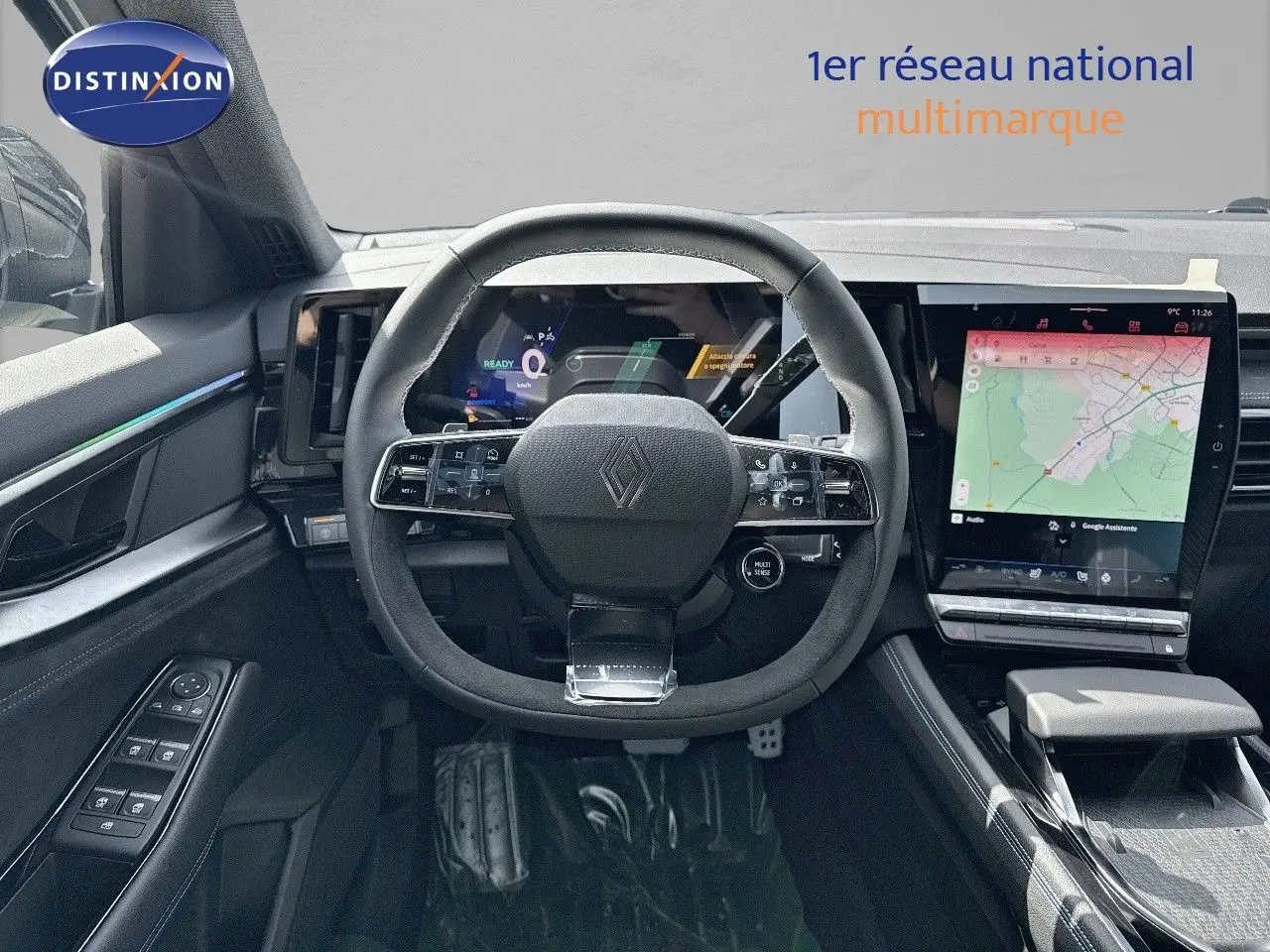 Vue intérieure frontale du tableau de bord et volant du Renault Austral gris schiste avec écran tactile et affichage numérique.