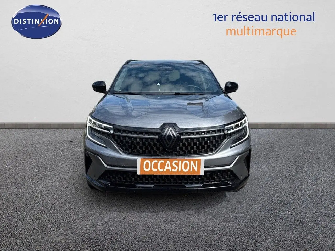 Vue frontale d'un Renault Austral gris schiste métal avec toit noir, mettant en valeur sa calandre et ses phares LED distinctifs.