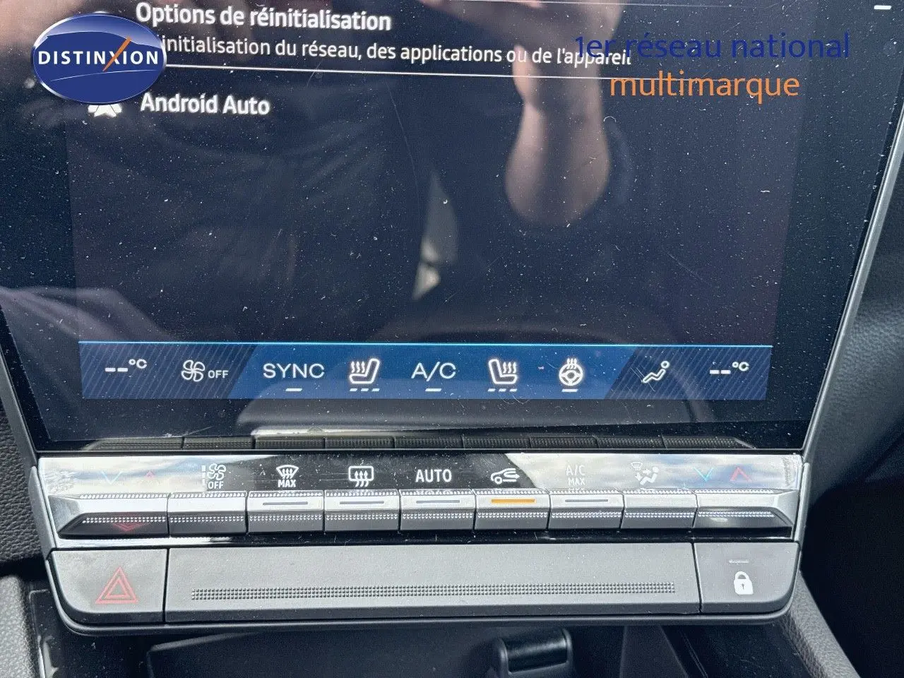 Vue rapprochée de la console centrale tactile du Renault Austral 2024, avec commandes climatisation et sièges chauffants.