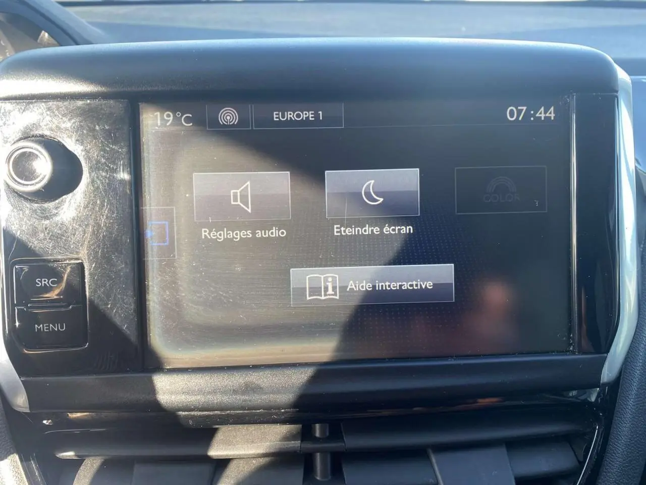 Écran tactile 7 pouces du système multimédia Peugeot 208 2016 affichant les réglages audio et aide interactive.