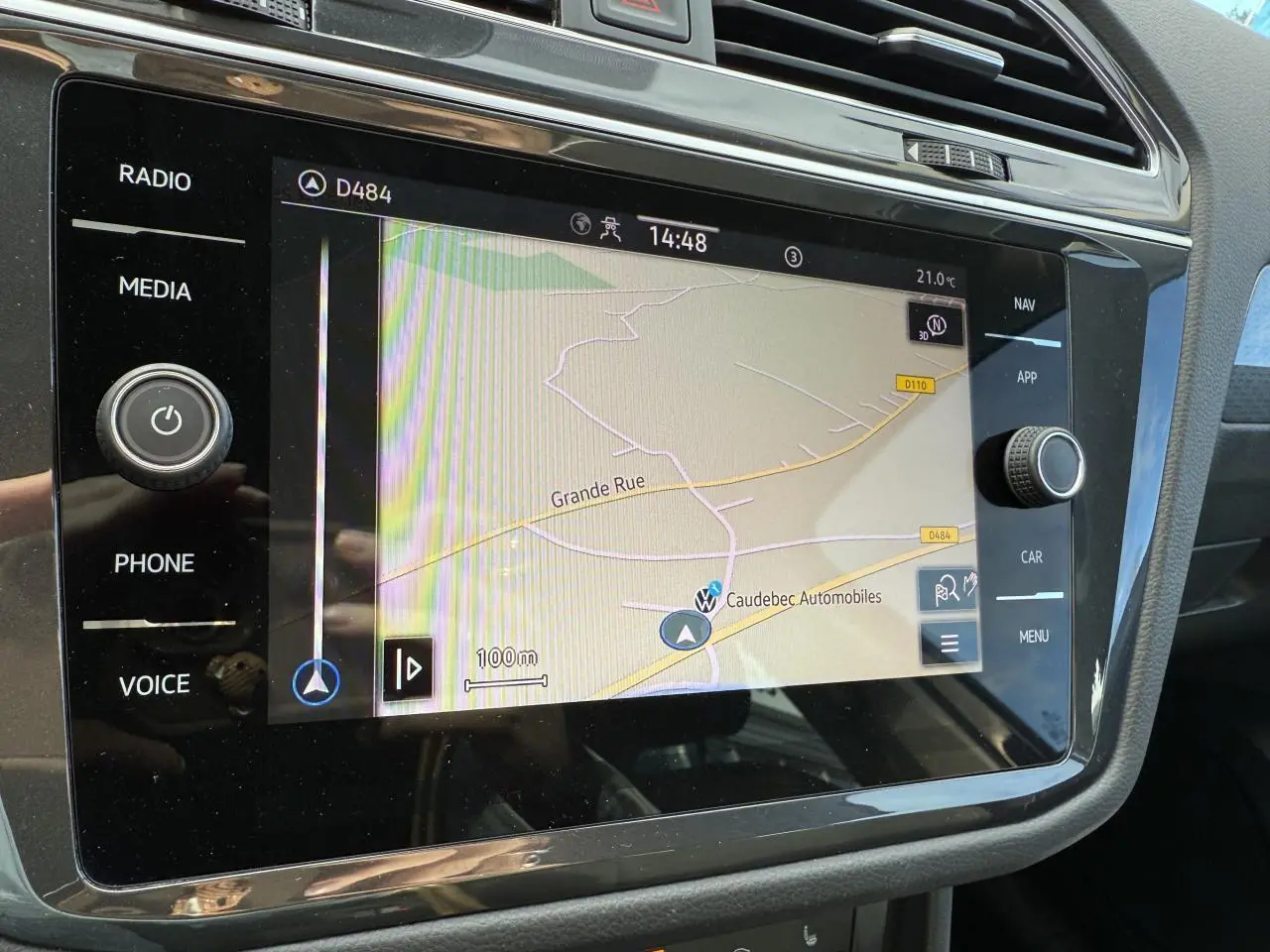Écran tactile de navigation du Volkswagen Tiguan 2023, vue rapprochée de la console centrale intérieure.