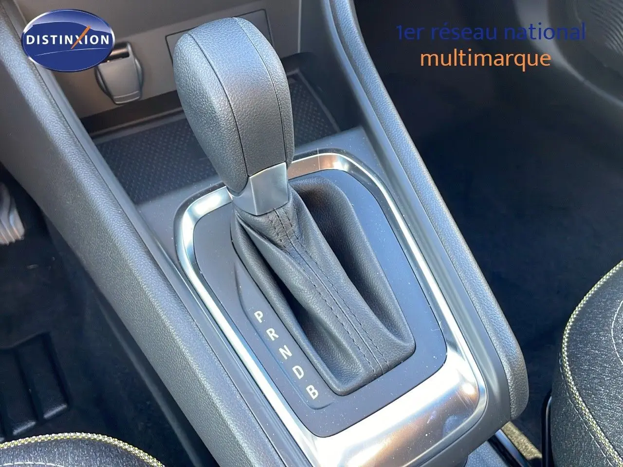 Le levier de vitesses automatique en cuir noir du Renault Captur E-Tech Hybrid 2025, vue rapprochée intérieure.