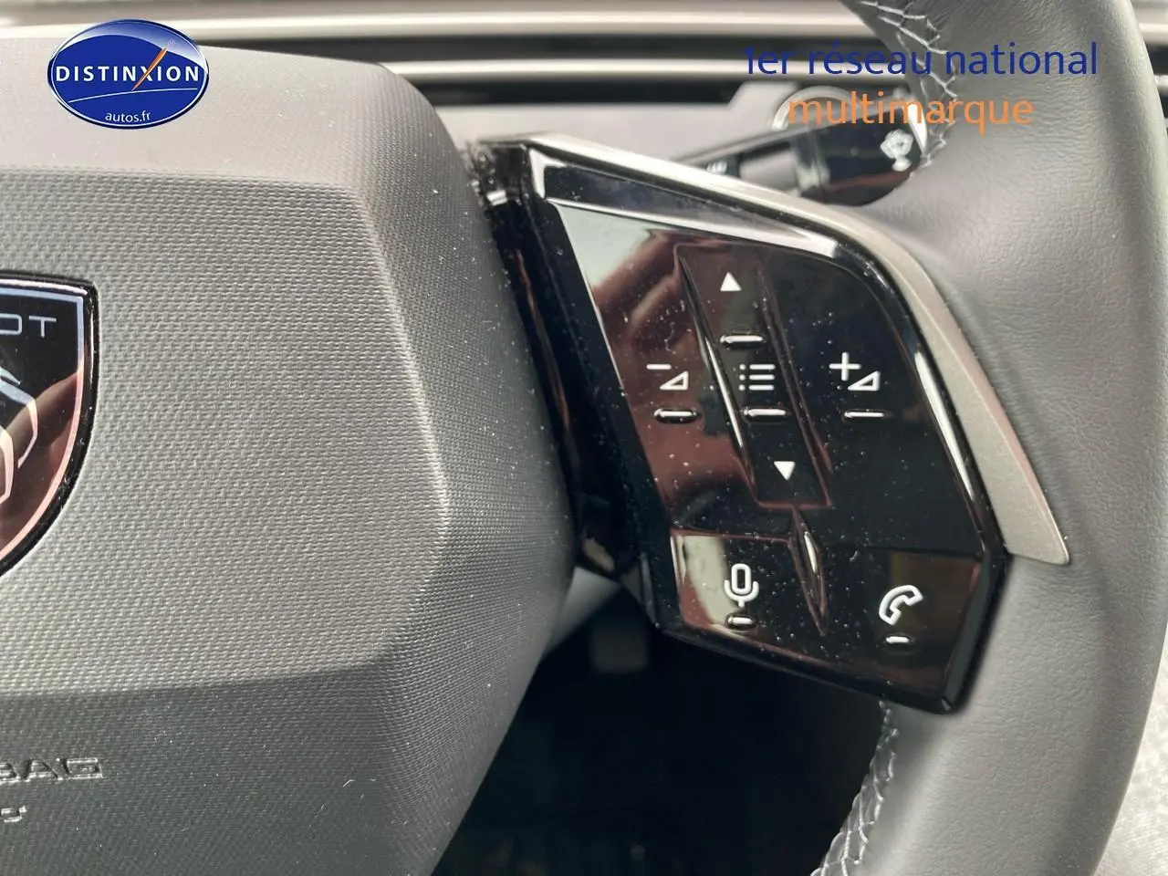 Gros plan sur le volant cuir multifonction côté droit du Peugeot 3008 bleu 2025 avec commandes audio et téléphone.