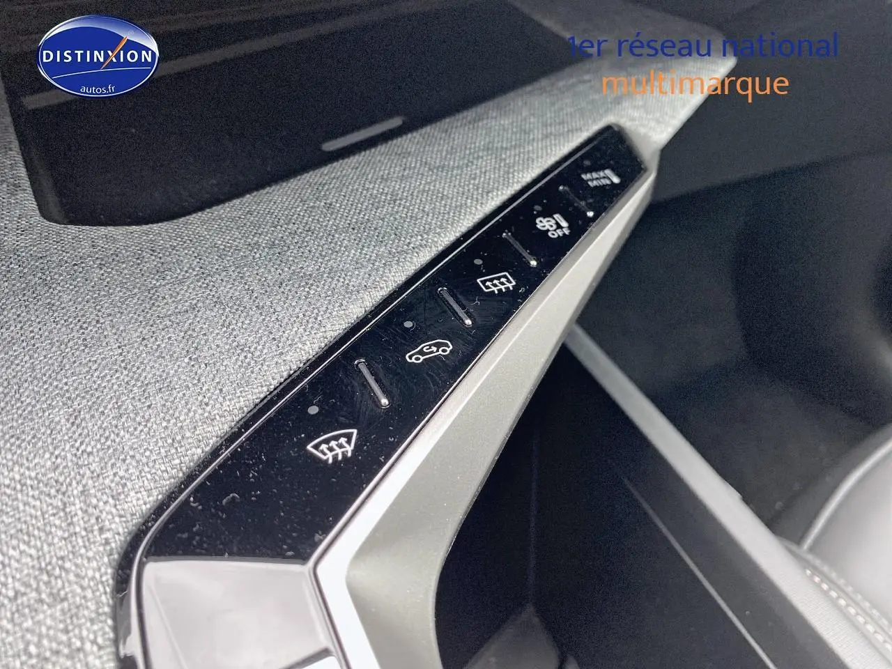 Détail des commandes de désembuage et ventilation sur la planche de bord tissu gris du Peugeot 3008 bleu 2025.