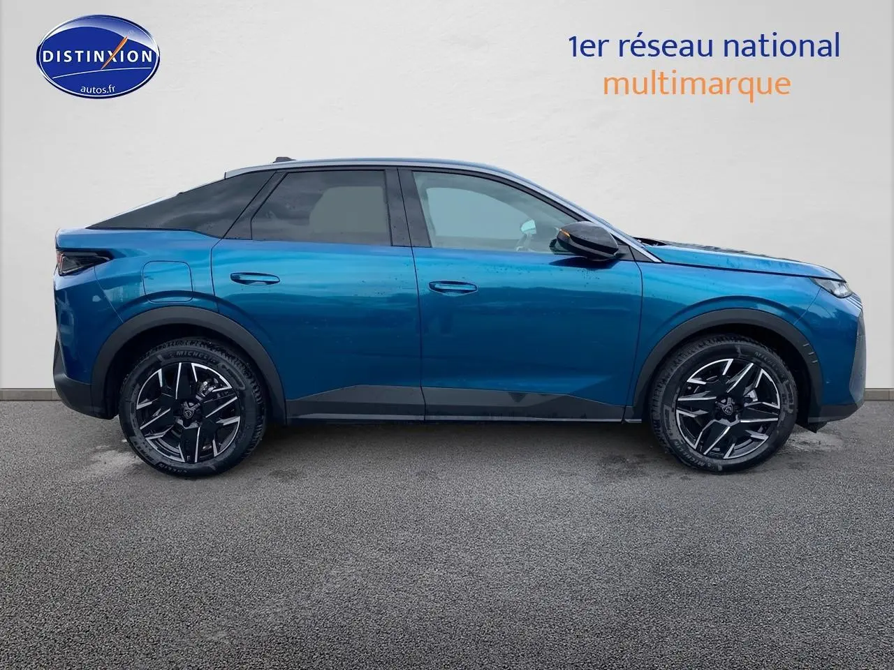 Profil côté gauche d'un Peugeot 3008 bleu 2025 avec jantes alliage noires et toit noir contrasté.