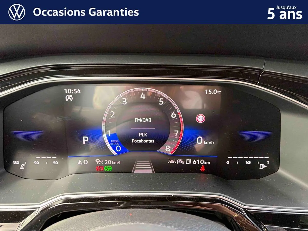 Affichage numérique du tableau de bord de la Volkswagen Polo 2025, montrant la vitesse, régime moteur et informations de navigation.