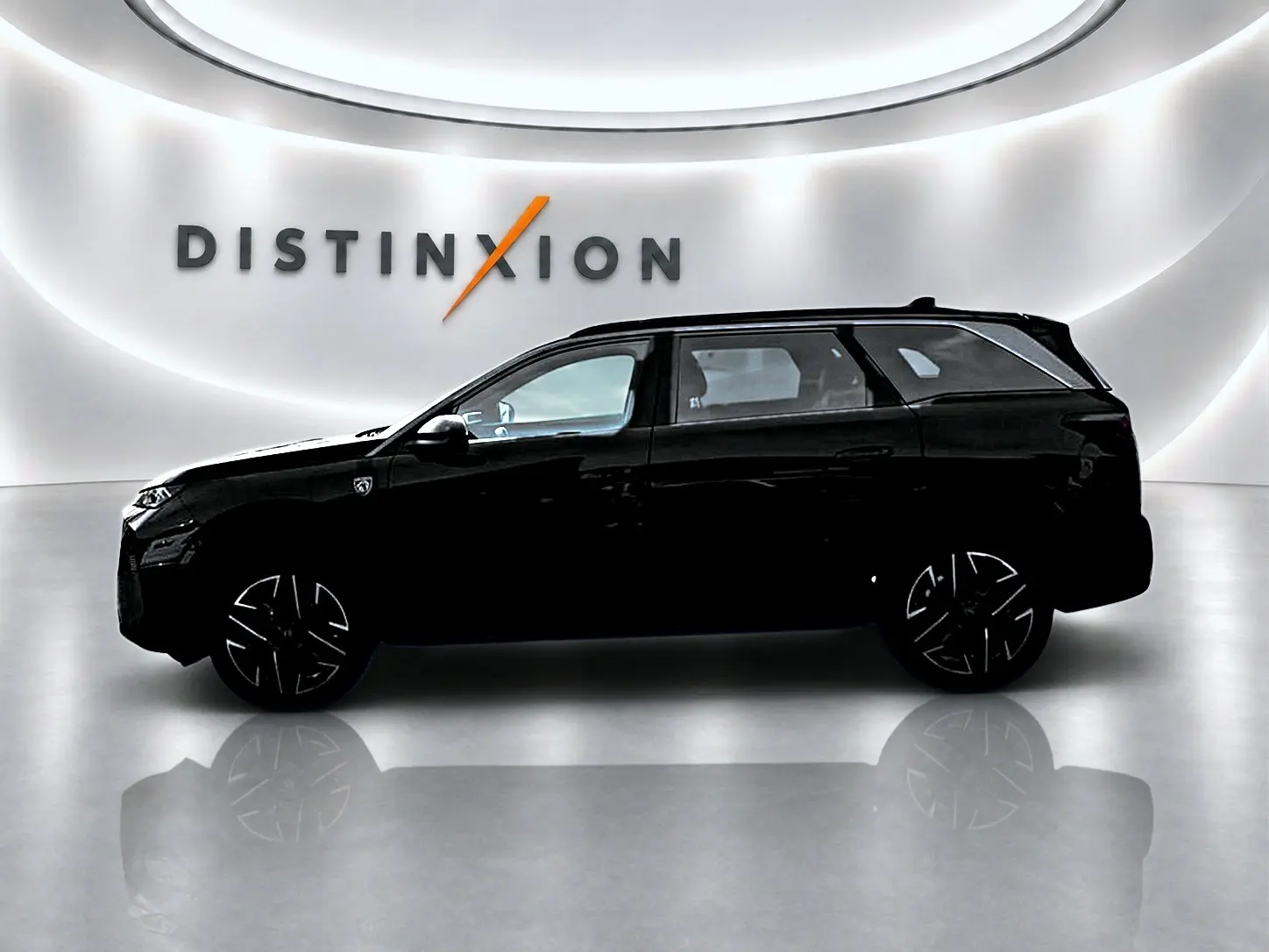 Profil latéral droit d’un Peugeot 5008 Hybrid 145 GT noir, avec jantes alu et toit vitré, sur fond blanc lumineux.