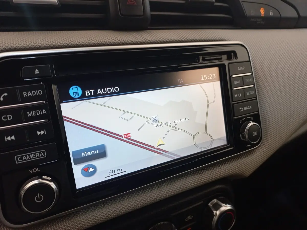 Vue rapprochée de l'écran tactile de navigation 7 pouces dans l'habitacle de la Nissan Micra blanche 2018.