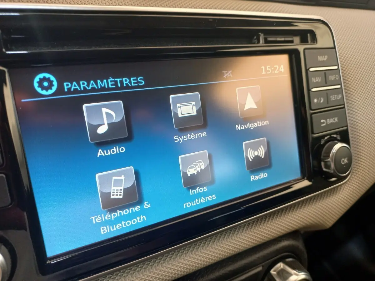 Écran tactile central de la Nissan Micra IG-T 90 Business Edition affichant le menu paramètres en intérieur.