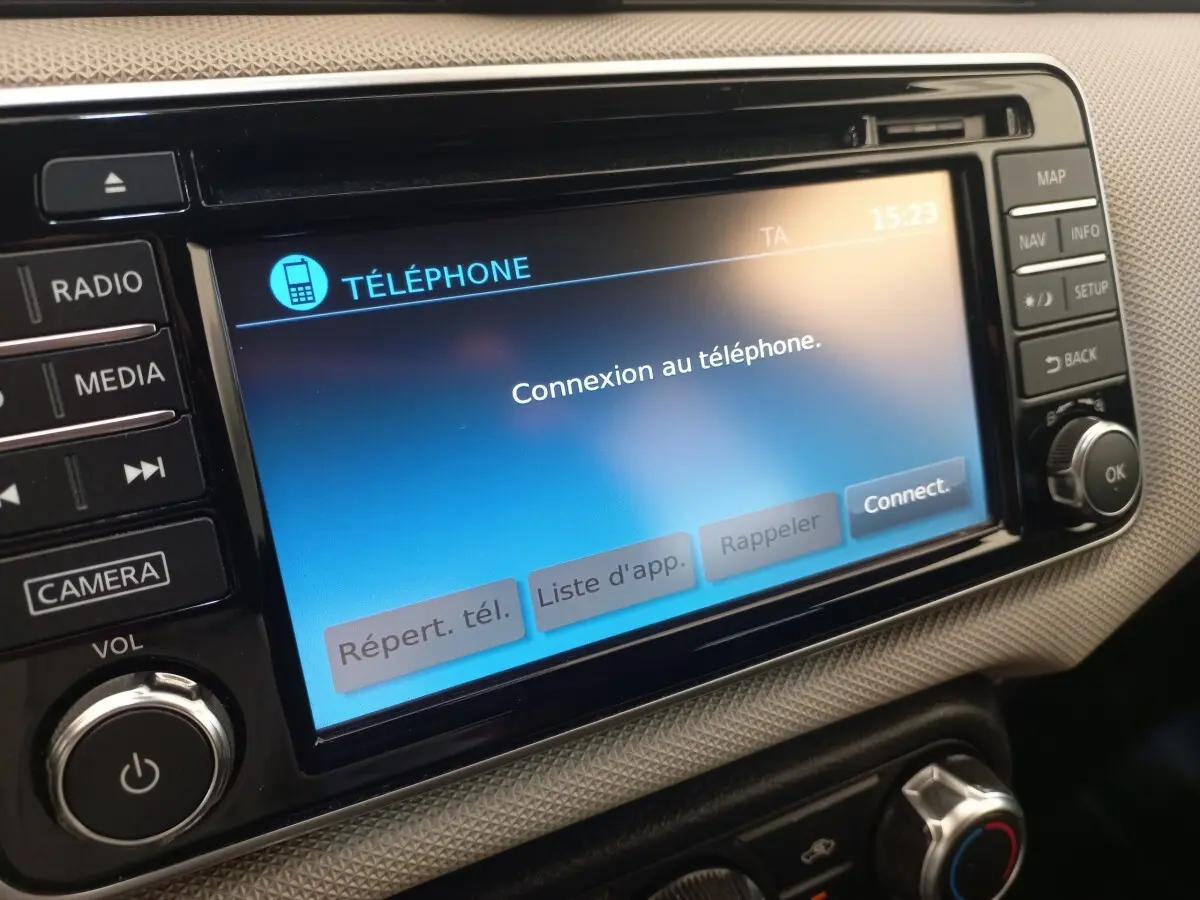Écran tactile central de la Nissan Micra IG-T 90 Business Edition affichant la connexion au téléphone.