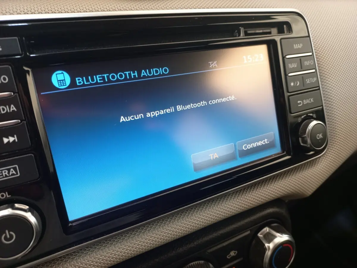 Écran tactile central du système multimédia de la Nissan Micra blanc, affichant la connexion Bluetooth inactive.