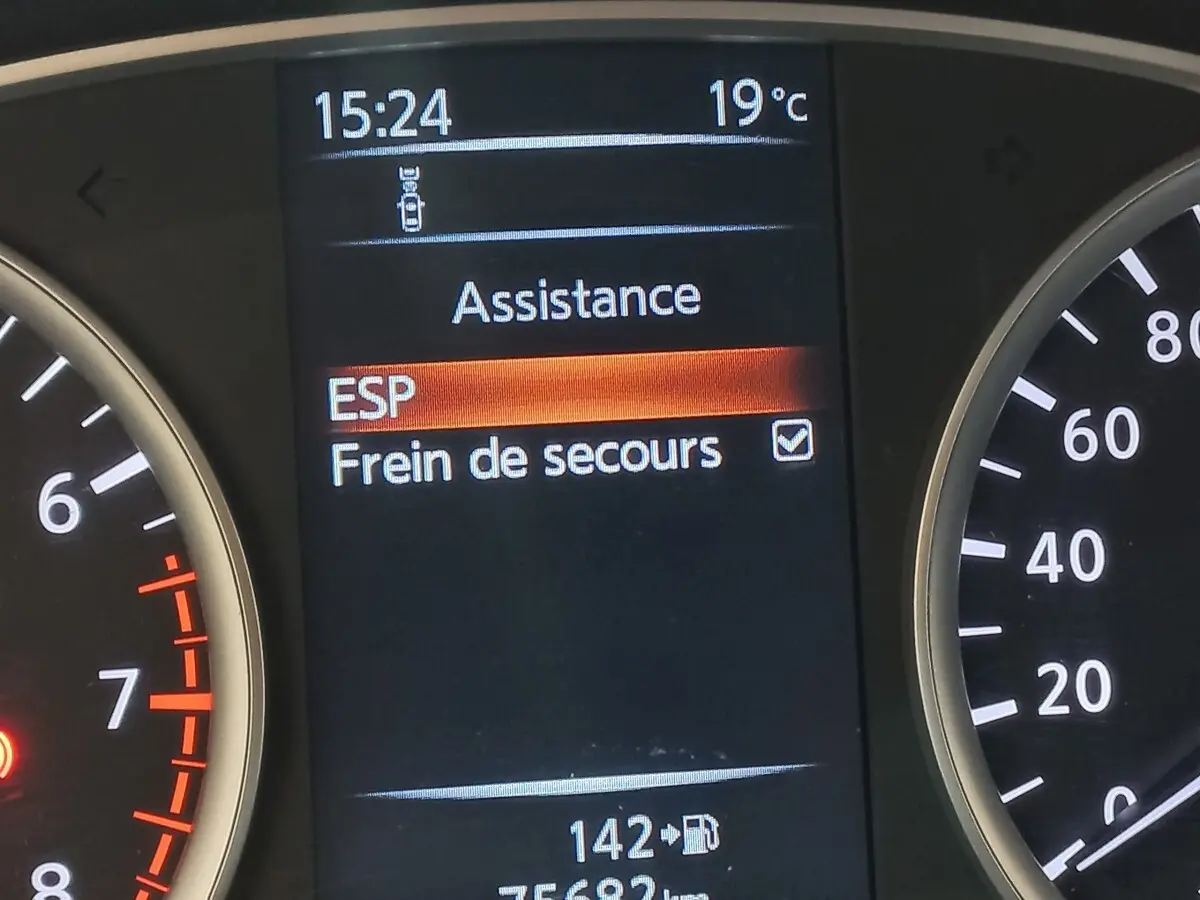 Affichage central du tableau de bord de la Nissan Micra 2018 montrant l'assistance ESP et frein de secours activés.