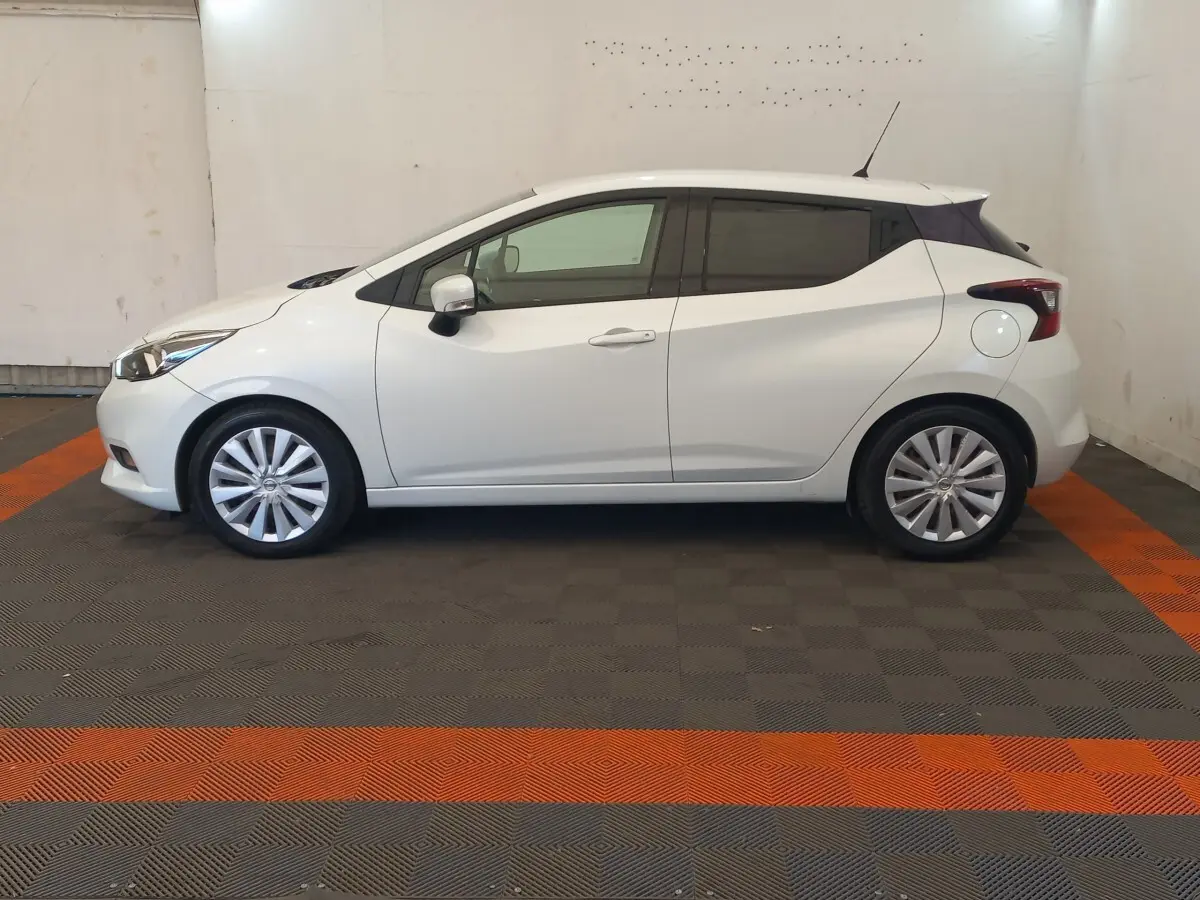 Profil droit d'une Nissan Micra IG-T 90 Business Edition blanche, avec jantes alliage et toit noir contrastant.