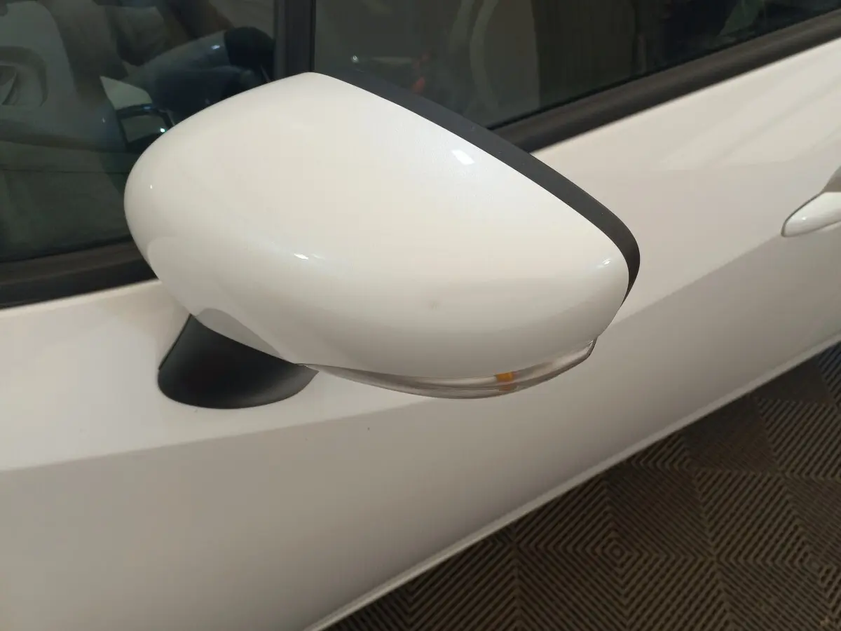 Gros plan sur le rétroviseur droit blanc de la Nissan Micra IG-T 90 Business Edition 2018, avec clignotant intégré.