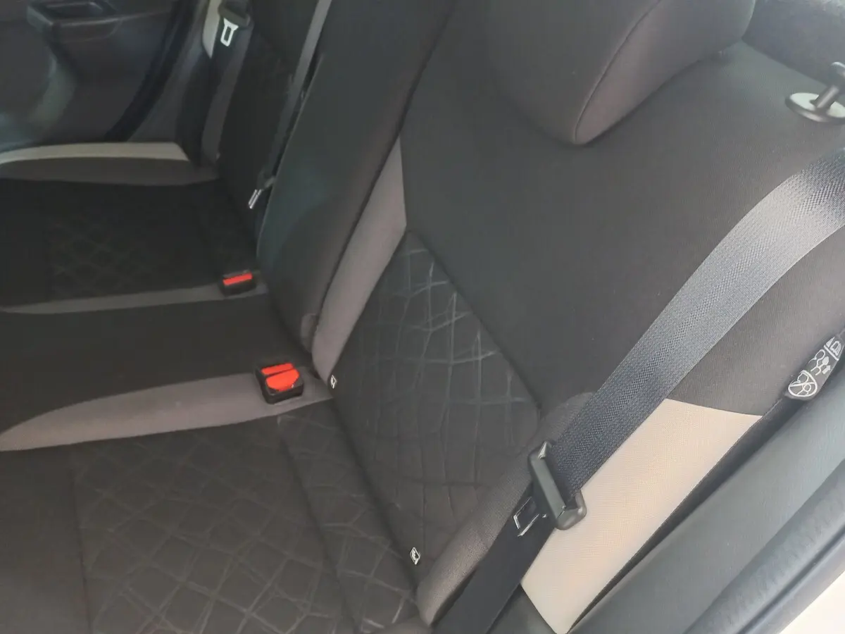 Vue intérieure sur la banquette arrière noire et grise de la Nissan Micra IG-T 90 Business Edition blanche de 2018.