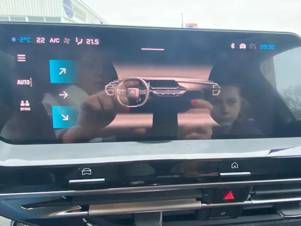Écran tactile central de la Citroën C5 X 2023 affichant la caméra de recul et les réglages climatiques.