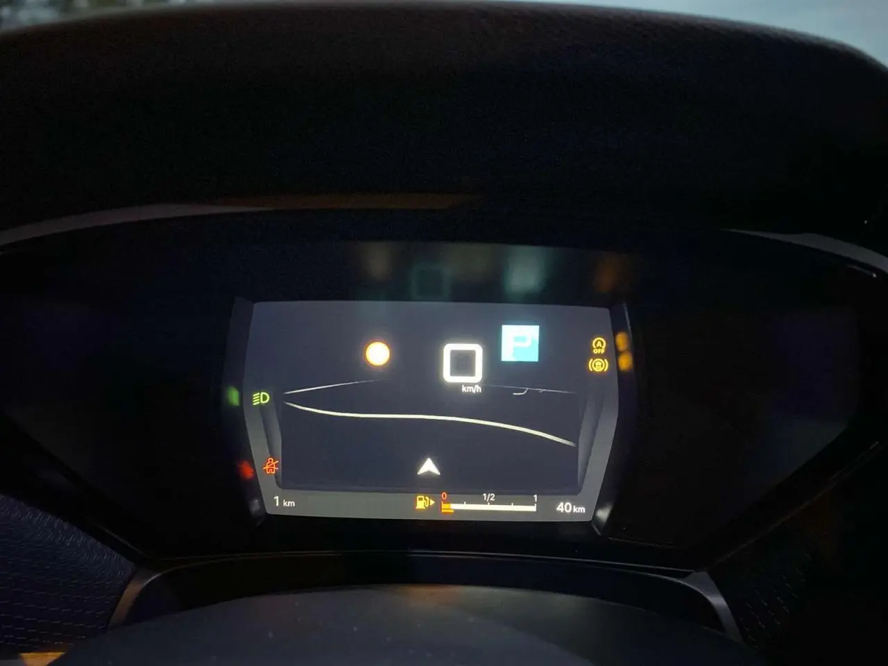 Tableau de bord numérique de la Citroën C5 X gris Artense, affichant la vitesse à 0 km/h en mode parking.