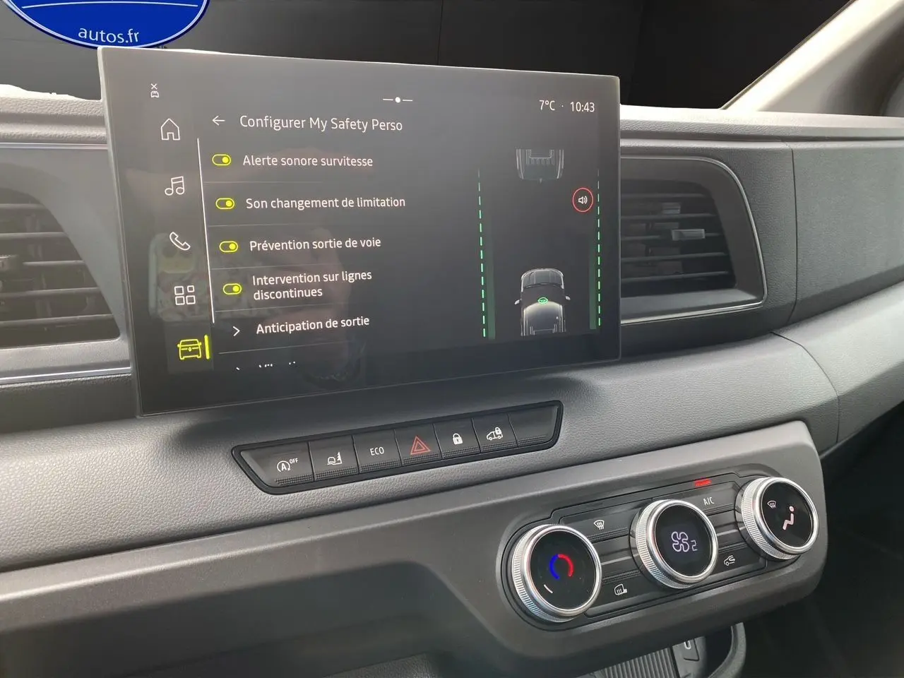 Vue intérieure du tableau de bord du Renault Master 2025 gris urbain, mettant en valeur l'écran tactile et les commandes de climatisation.