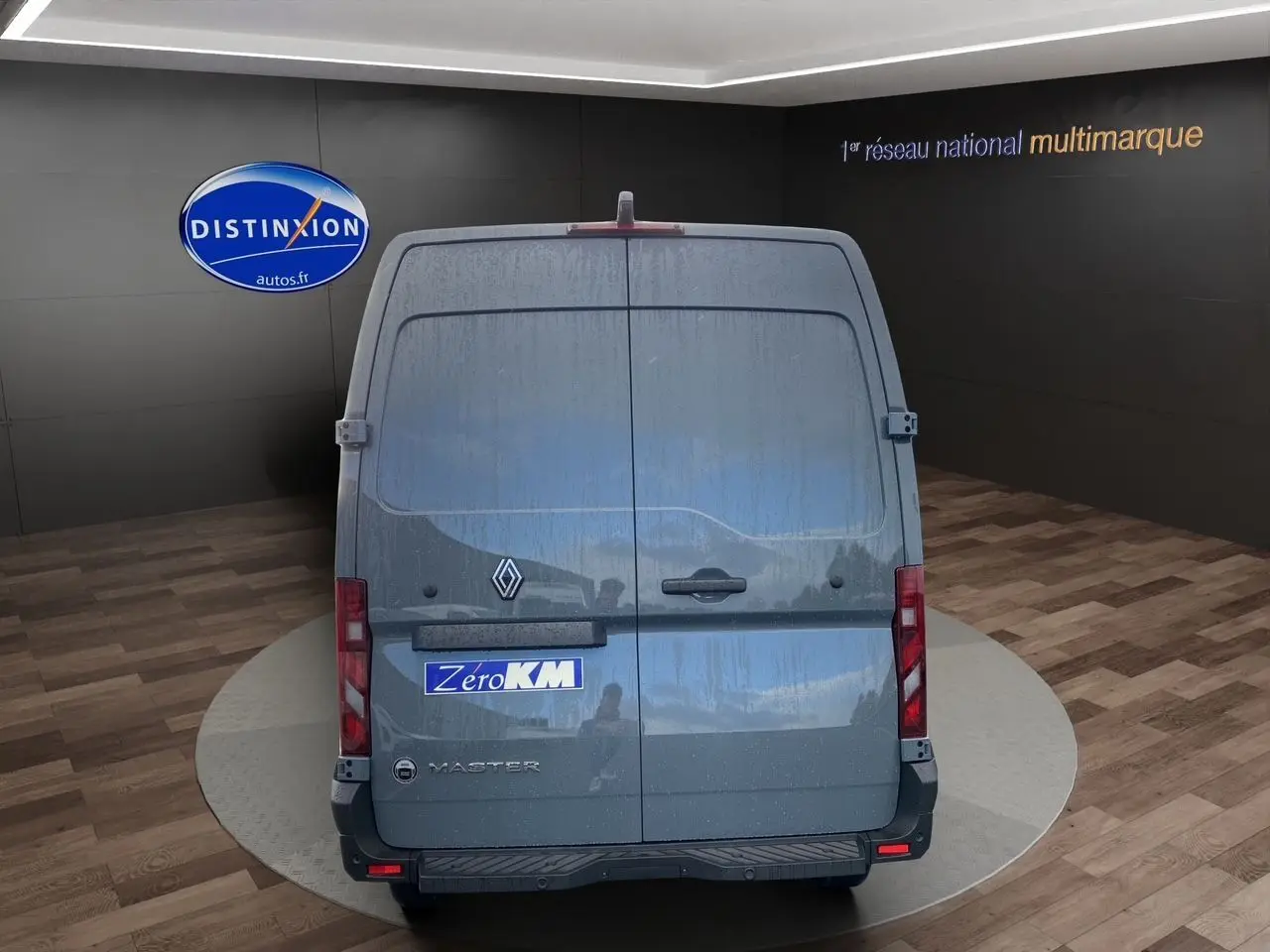 Vue arrière d’un Renault Master gris urbain 2025 avec portes battantes fermées et logo Zero KM visible.