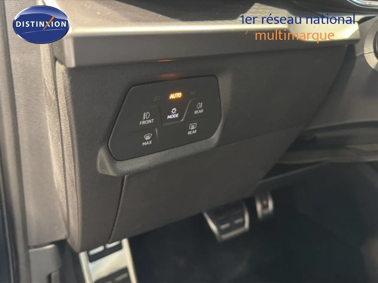 Vue intérieure du tableau de bord côté conducteur de la CUPRA LEON ST 1.5 eTSI gris métallique, avec commandes d’éclairage activées.