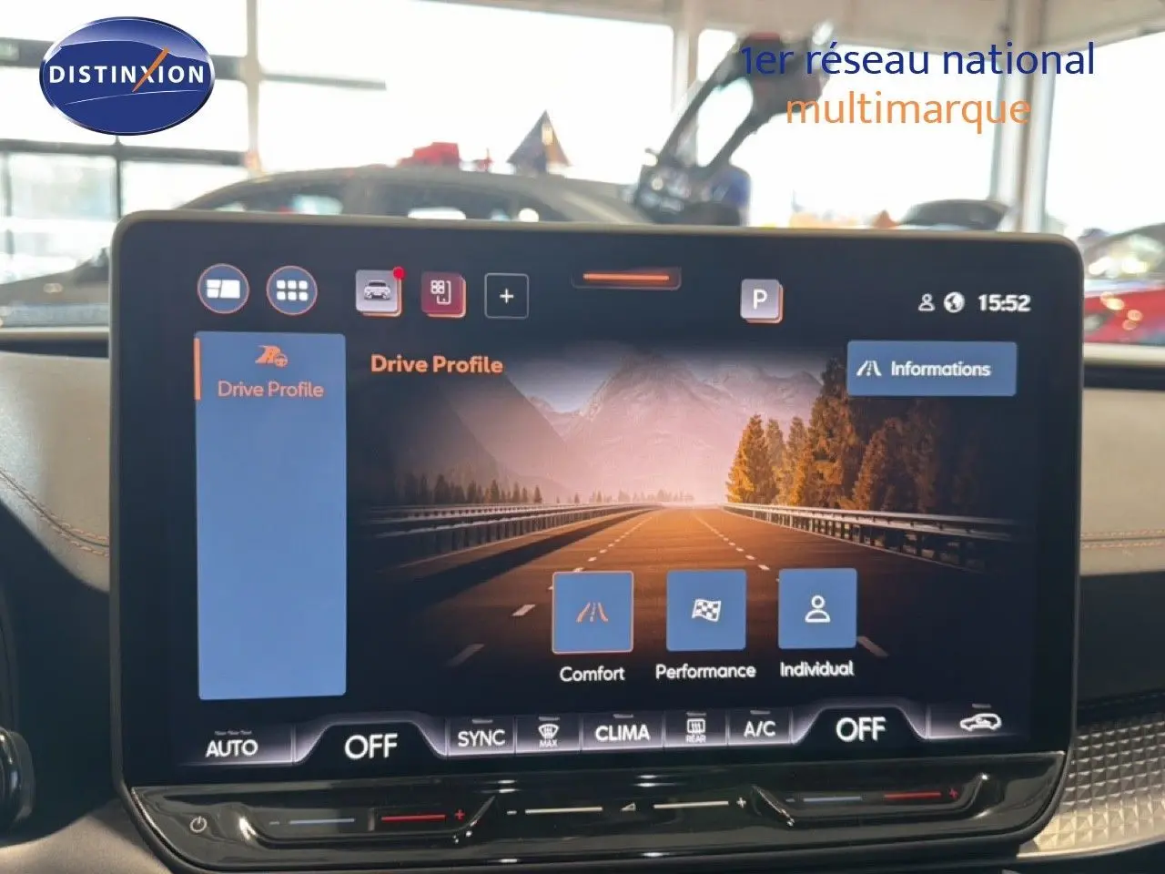 Écran tactile intérieur de la CUPRA Leon ST 2025, affichant les modes de conduite, avec finition cuir noir visible.