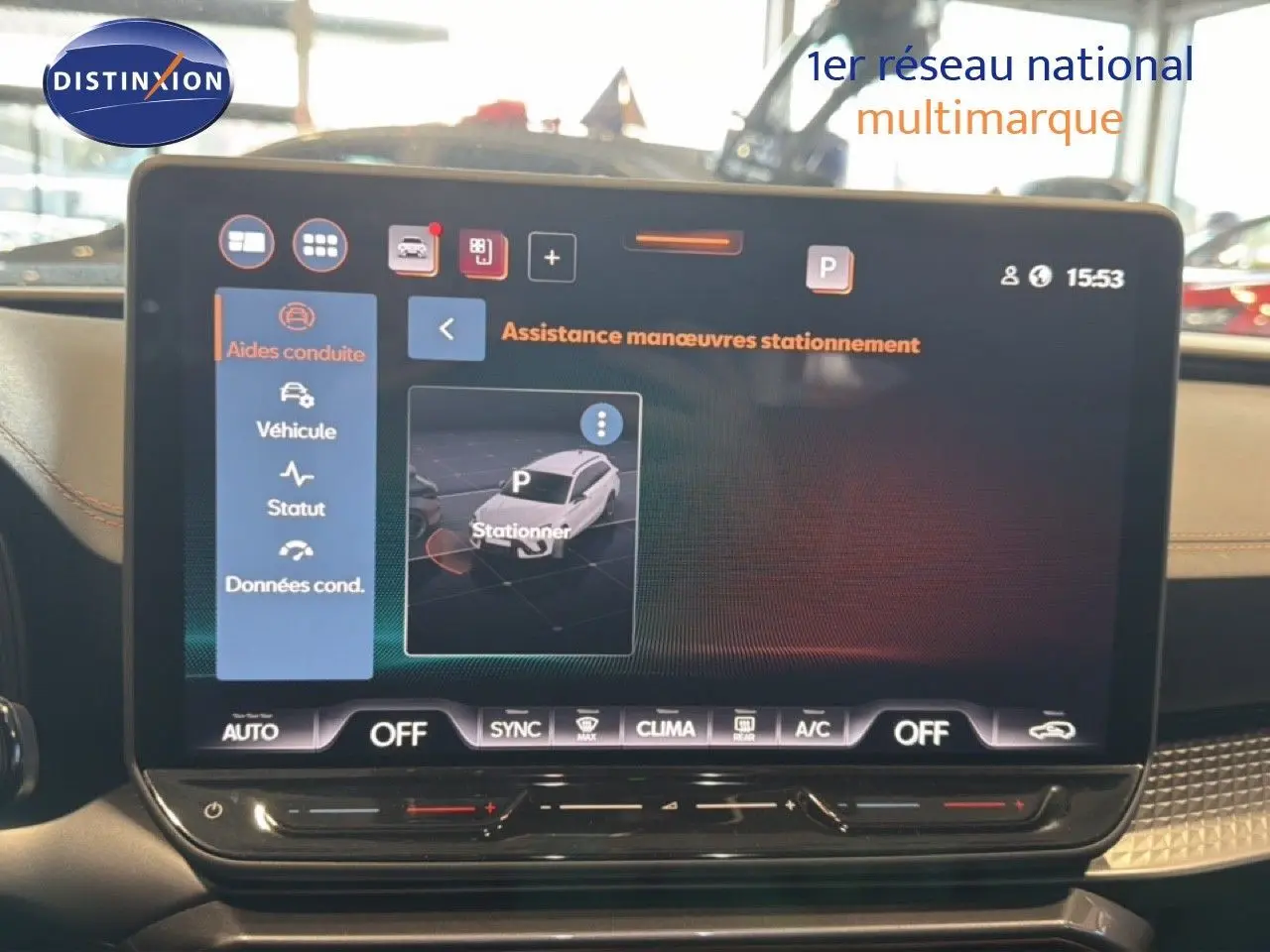 Écran tactile central affichant l'assistance aux manœuvres de stationnement dans une CUPRA LEON ST gris métallique.