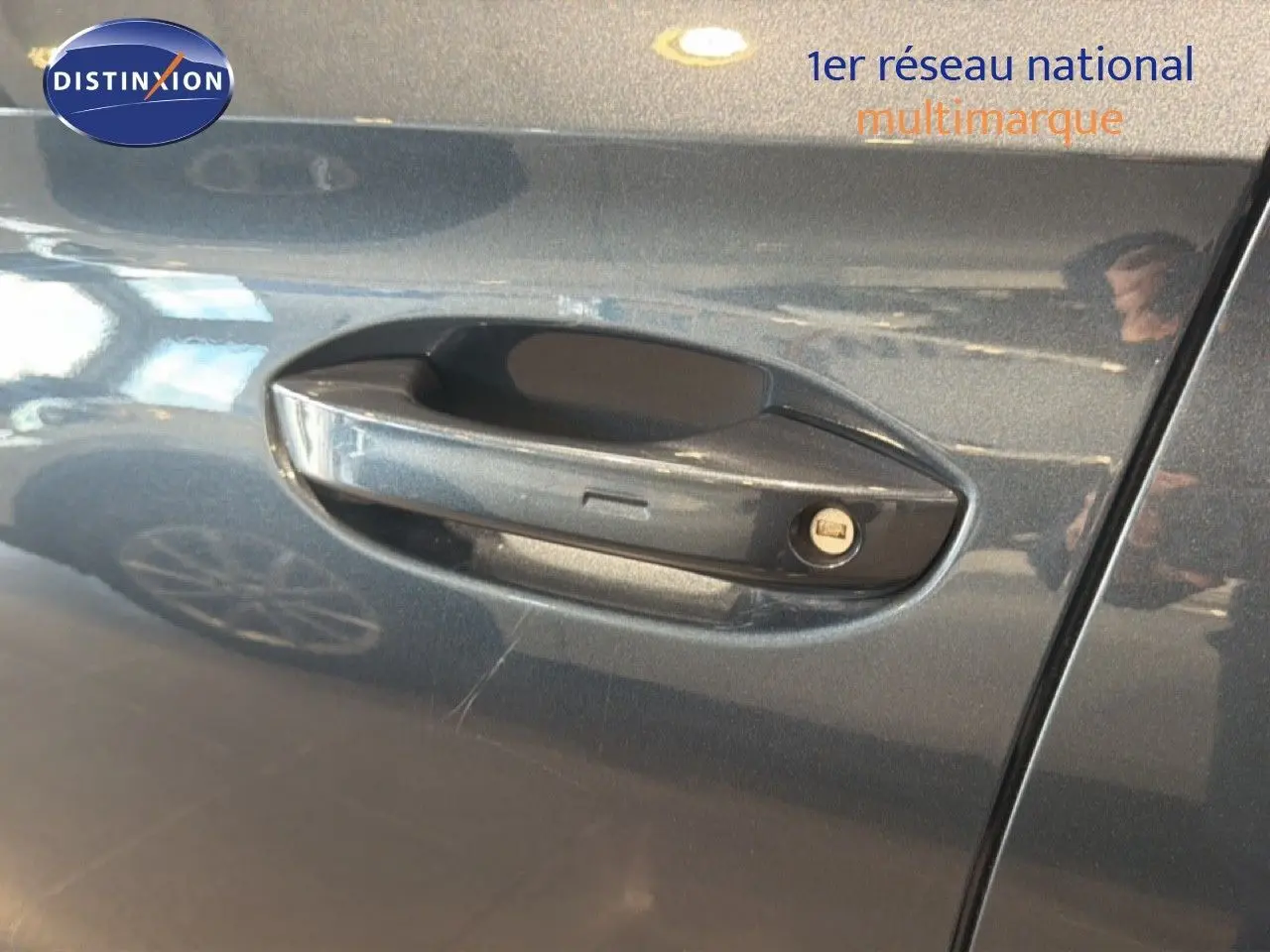 Poignée de porte côté gauche de la CUPRA LEON ST 1.5 eTSI 150CH gris magnétique métal avec serrure visible.