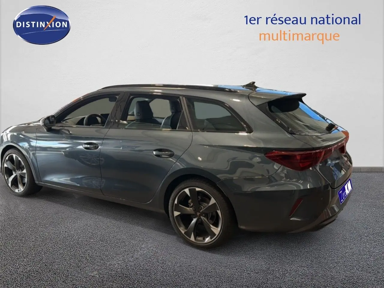 Vue 3/4 arrière côté gauche d'une CUPRA LEON ST 1.5 eTSI 150CH DSG7 gris magnétique métal avec jantes bi-ton.