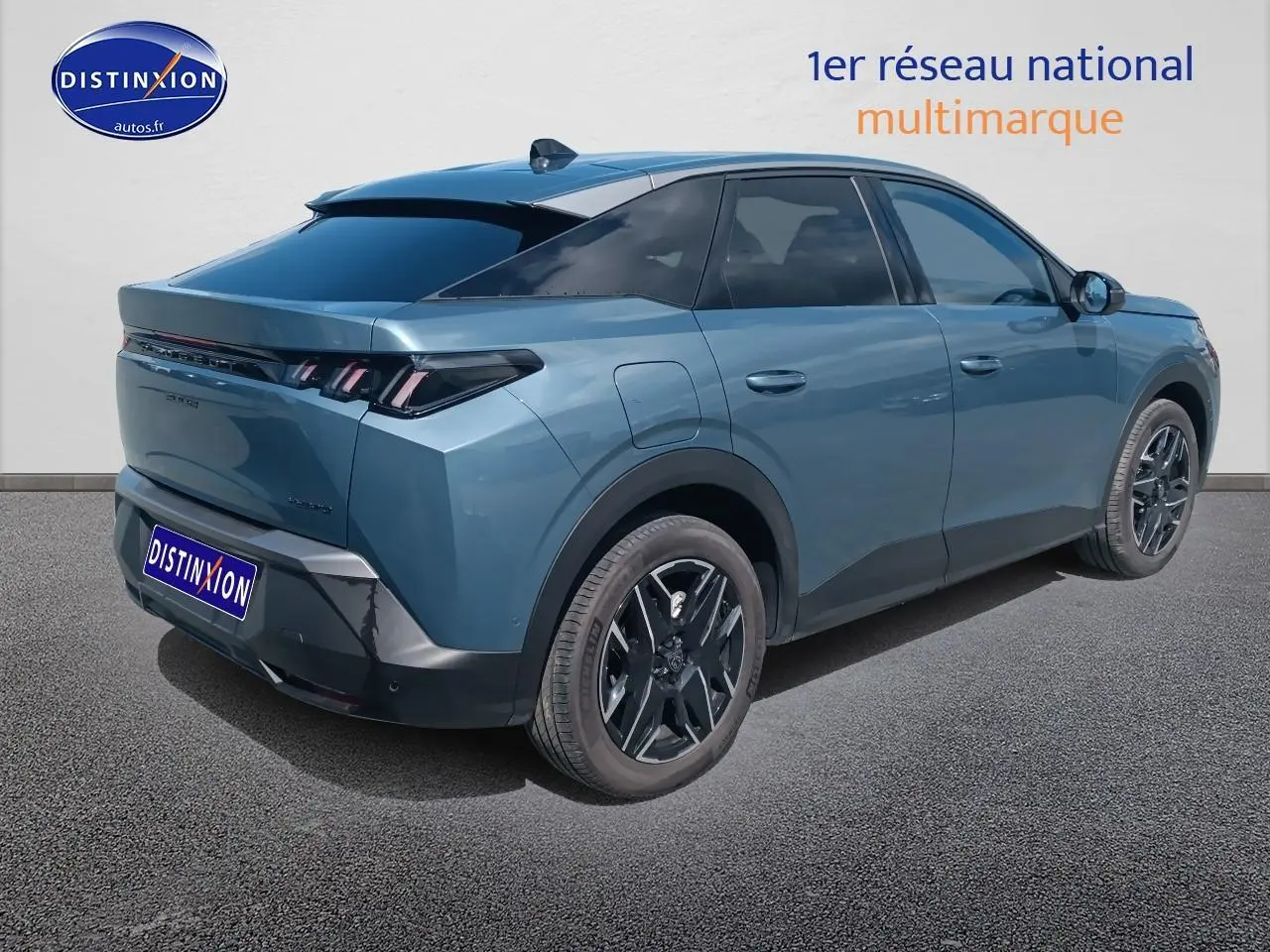 Peugeot 3008 bleu en vue 3/4 arrière droit, avec jantes alu noires et vitres arrière surteintées.