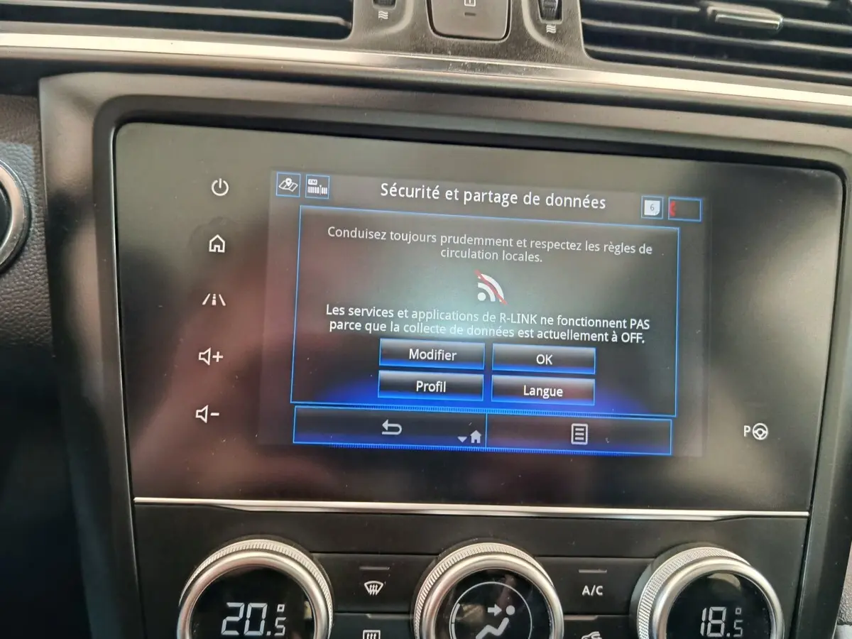 Écran tactile central affichant les réglages de sécurité dans l’habitacle du Renault Kadjar blanc, version 2020.