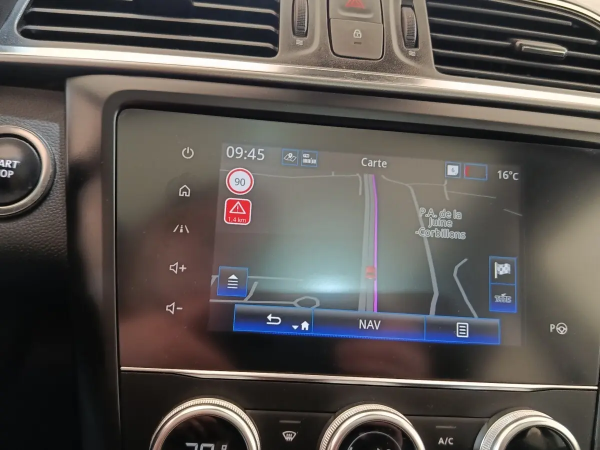 Vue rapprochée de l’écran tactile de navigation du Renault Kadjar 2020 avec affichage carte et commandes autour.