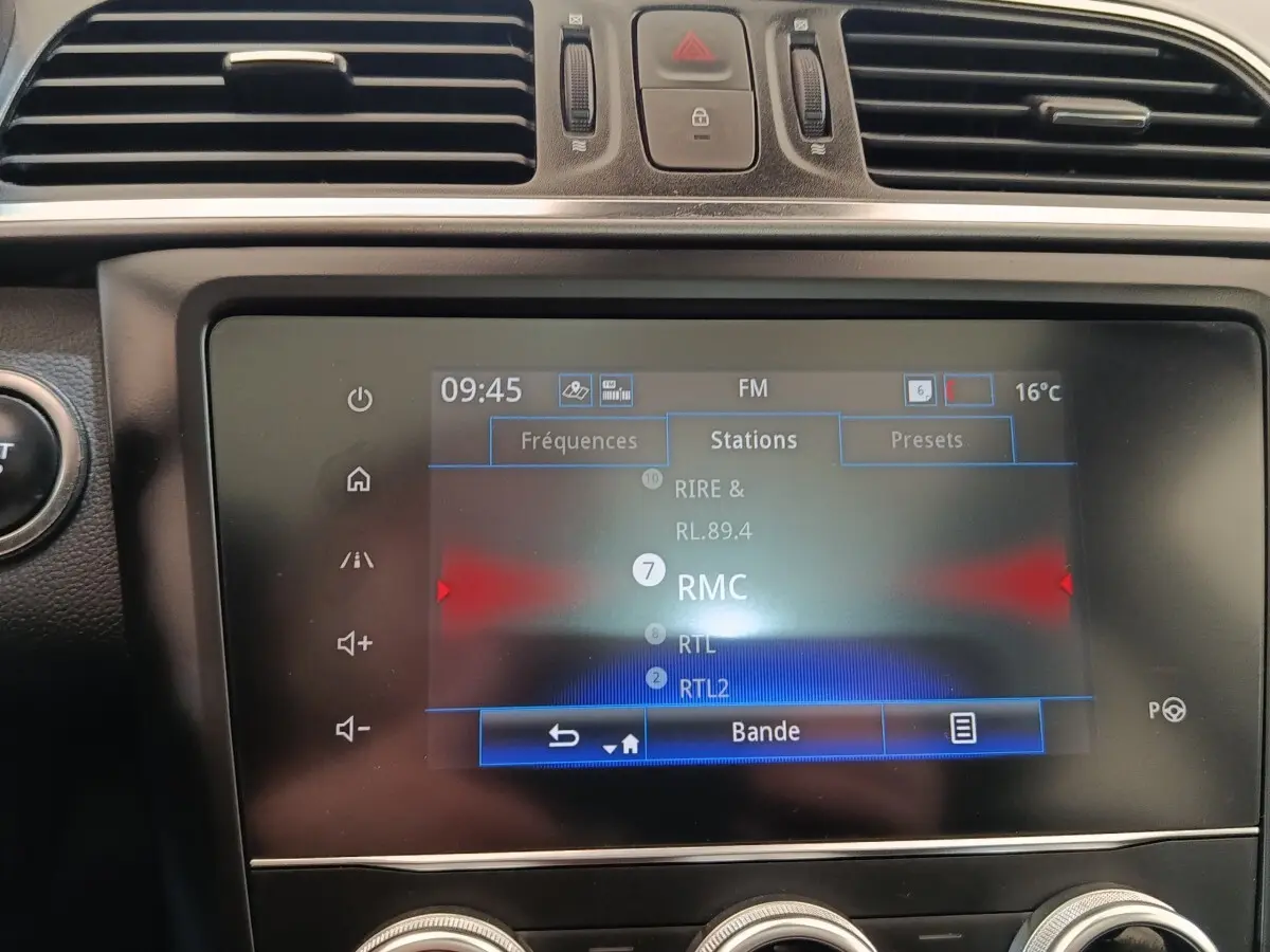 Écran tactile central du tableau de bord du Renault Kadjar blanc, affichant les stations radio FM à 09h45.
