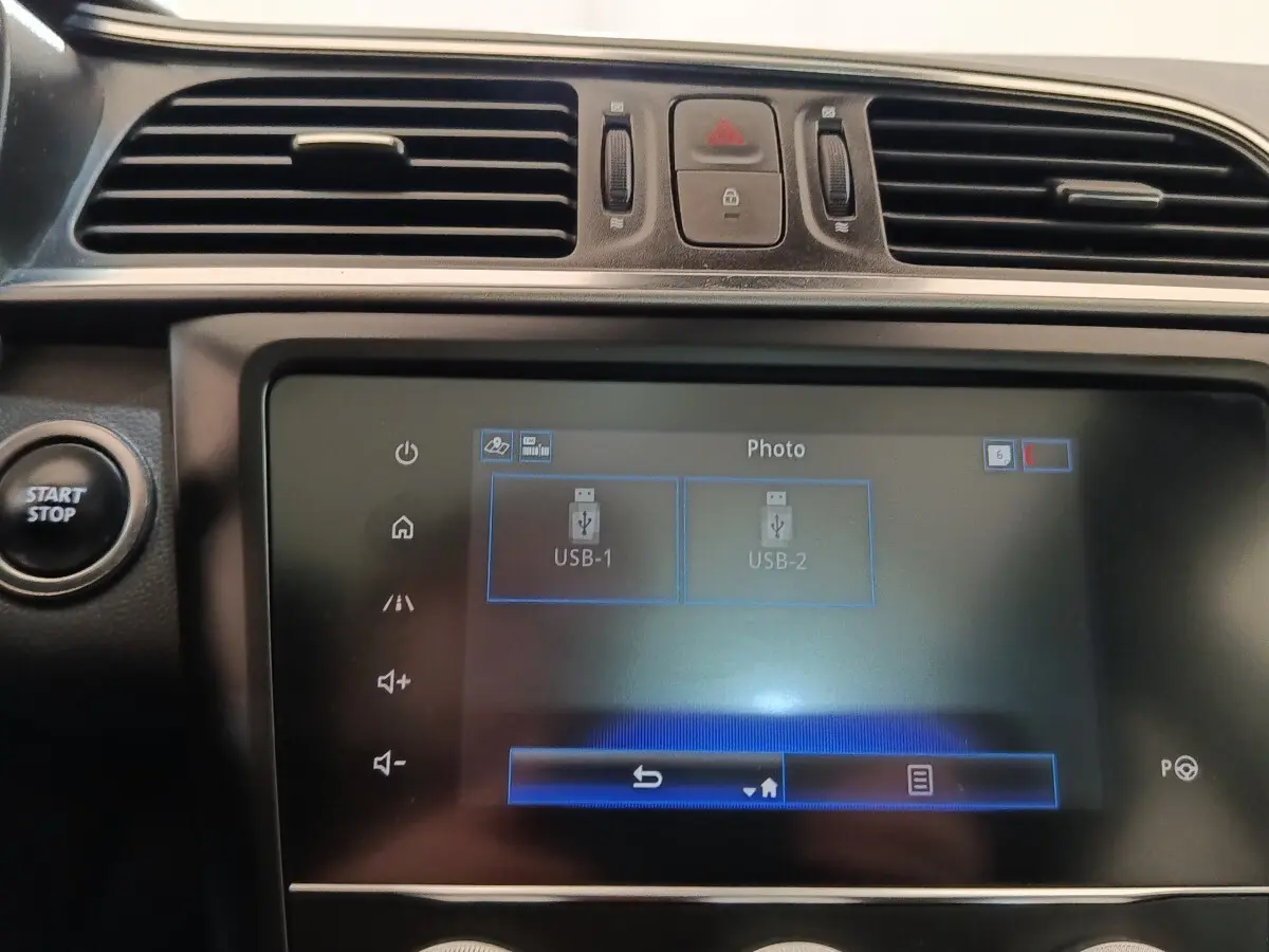 Écran tactile central du tableau de bord du Renault Kadjar 2020, avec boutons de commande et bouton start/stop visible.