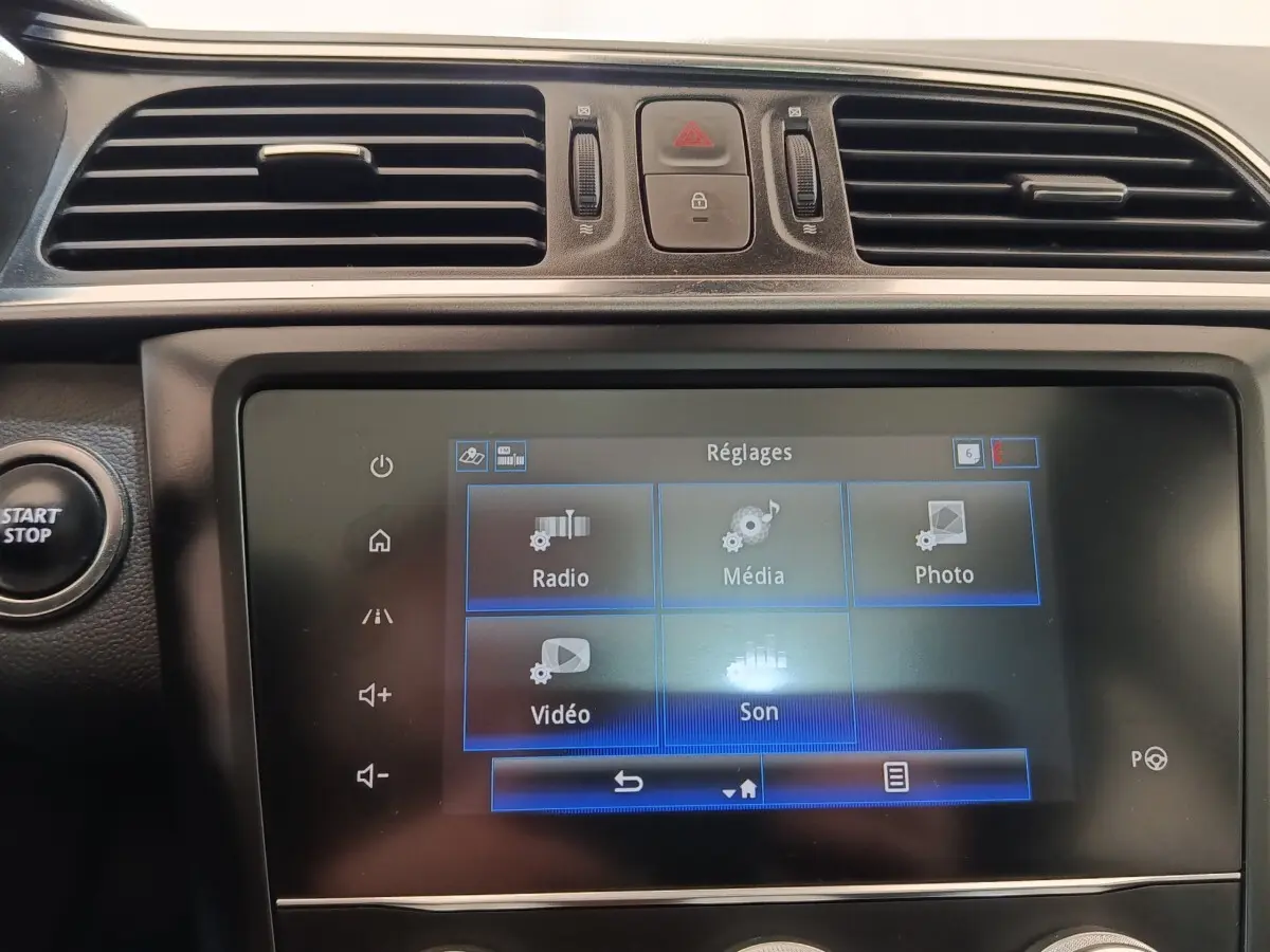 Écran tactile central du tableau de bord Renault Kadjar blanc 2020, vue frontale rapprochée sur les réglages multimédia.