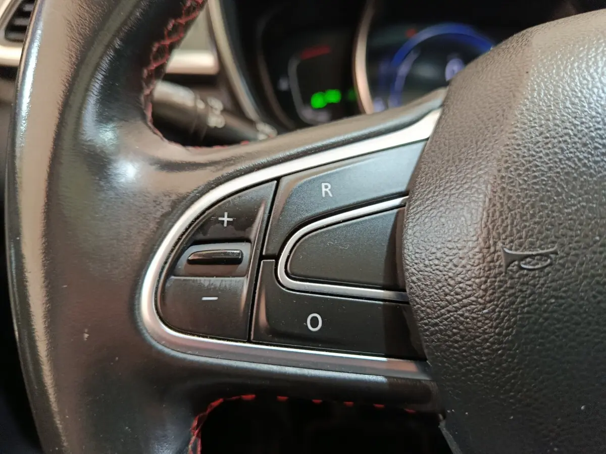 Gros plan sur les commandes noires du volant cuir du Renault Kadjar blanc, version Black Edition Blue dCi 115.