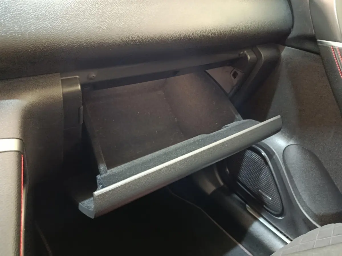 Vue intérieure côté passager du coffre à gants ouvert du Renault Kadjar Black Edition 2020 avec surpiqûres rouges visibles.