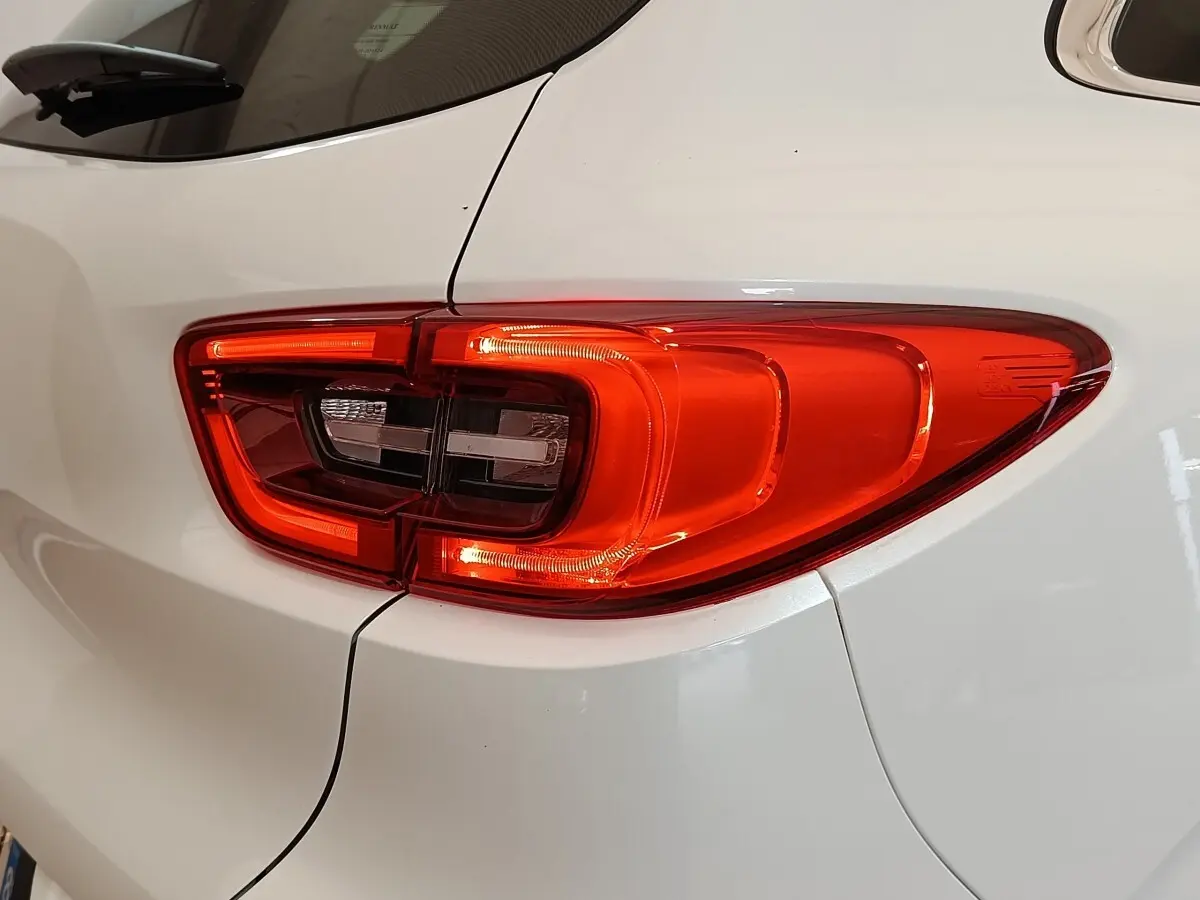 Gros plan sur le feu arrière droit rouge du Renault Kadjar blanc, version Black Edition Blue dCi 115 de 2020.