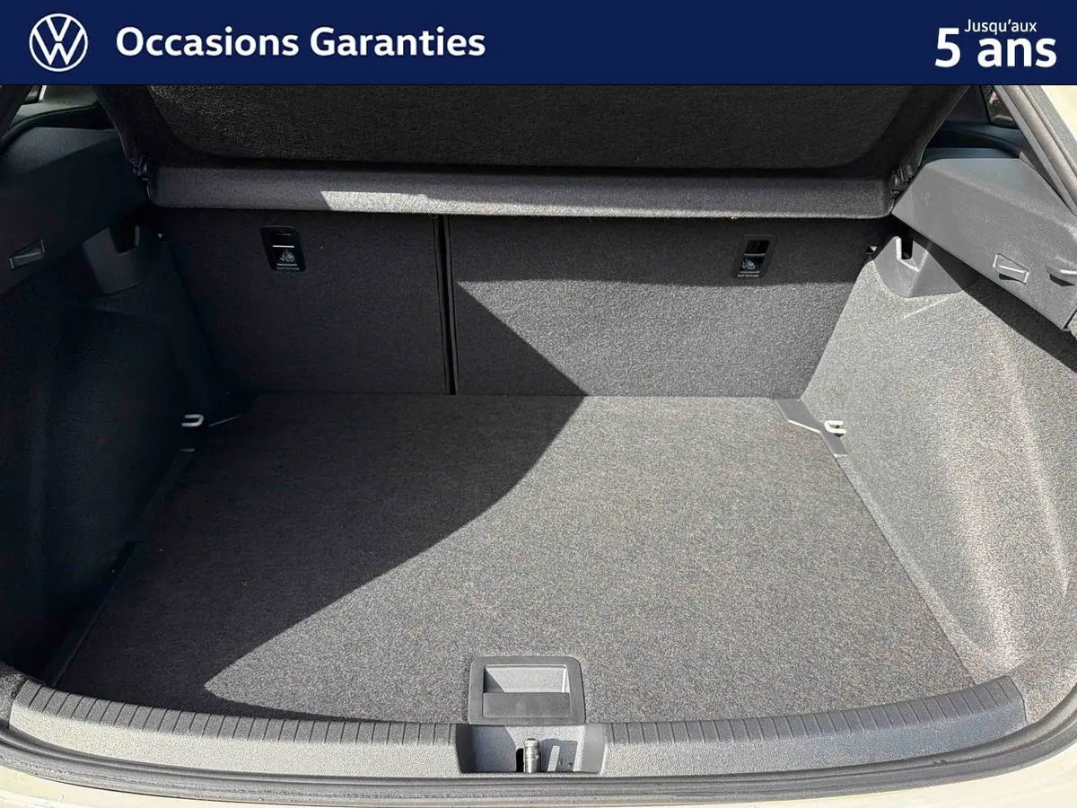 Coffre ouvert du Volkswagen Taigo gris 2025, montrant un espace de chargement propre et spacieux.