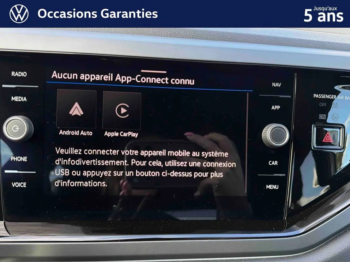 Écran tactile central du Volkswagen Taigo gris 2025 affichant le message App-Connect non connecté.