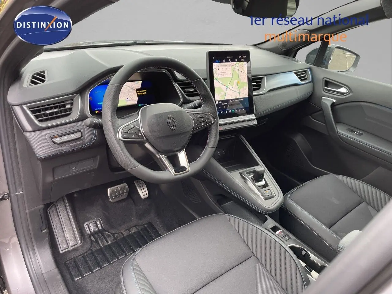Vue intérieure côté conducteur du Renault Symbioz gris cassiopée, avec tableau de bord numérique et écran tactile vertical.