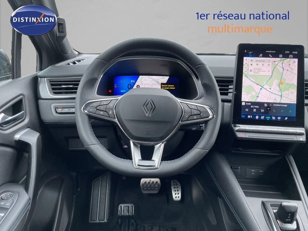 Vue intérieure centrée sur le volant Renault Symbioz gris, avec tableau de bord numérique et écran tactile GPS.