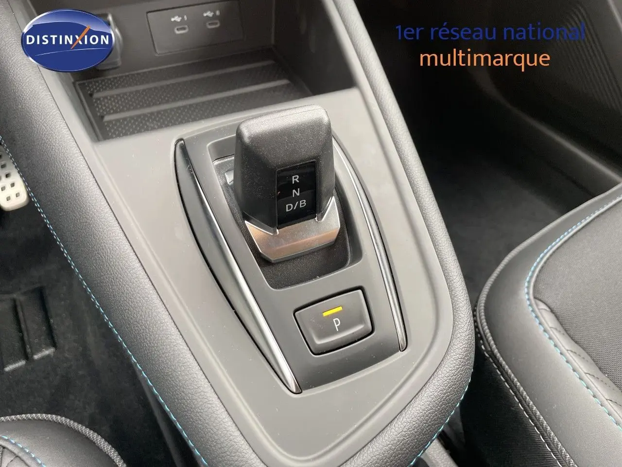 Le levier de vitesses automatique noir et gris du Renault Symbioz 2026, vu en gros plan depuis l'intérieur côté conducteur.