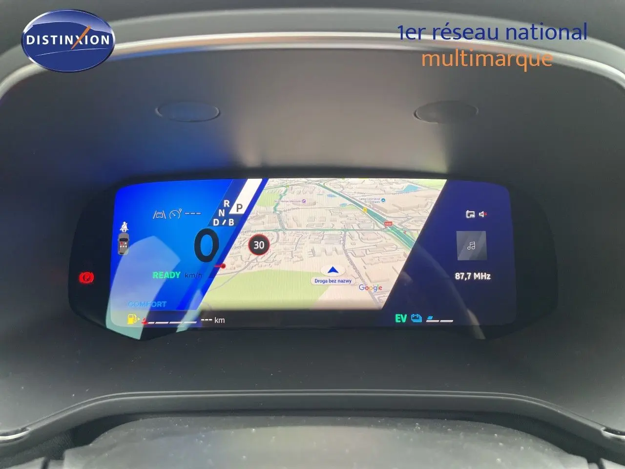 Tableau de bord numérique du Renault Symbioz gris cassiopée, affichant la navigation et la vitesse à 0 km/h.