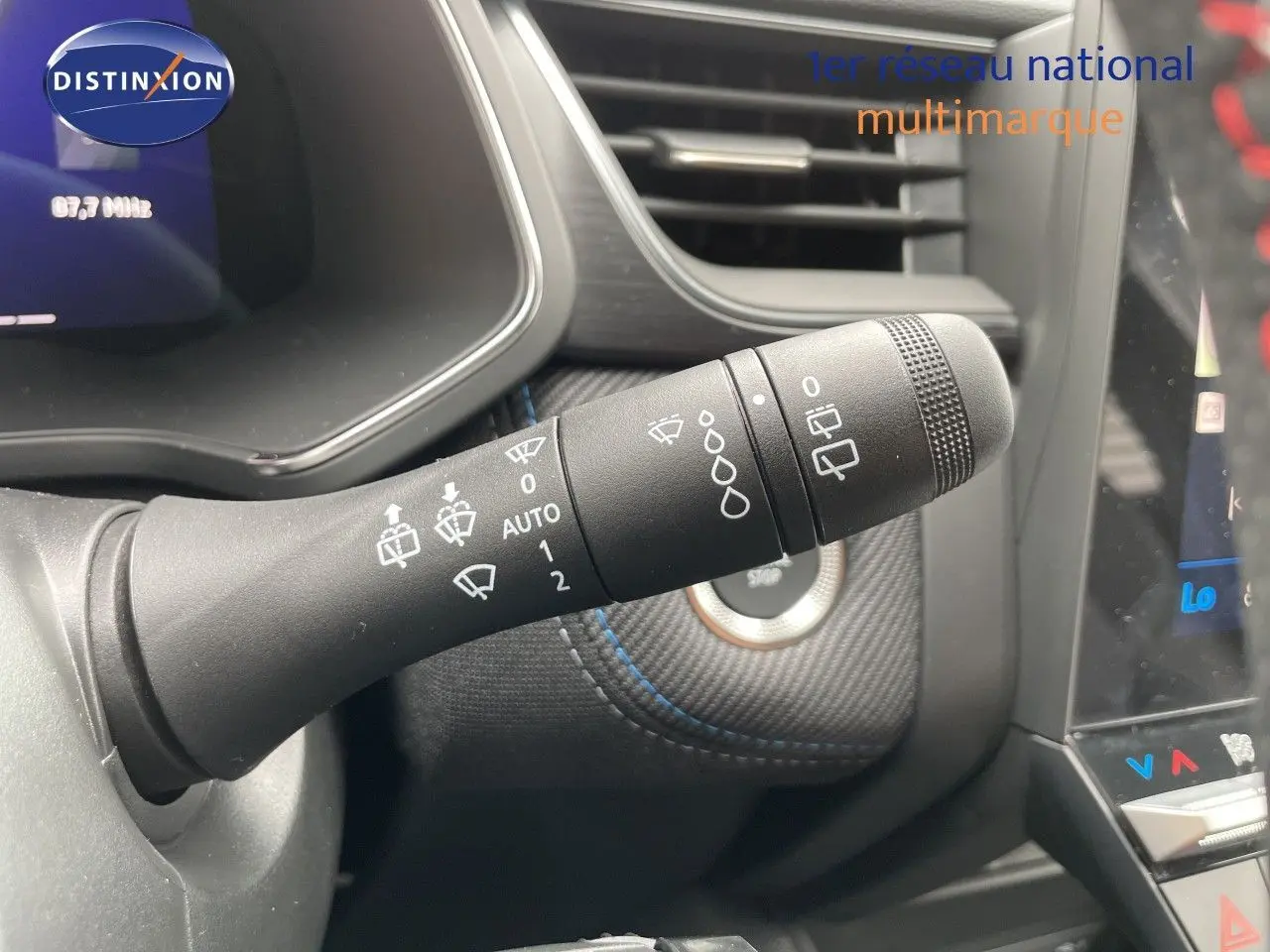 Gros plan sur la commande d’essuie-glace dans l’habitacle gris et noir du Renault Symbioz 2026, finition Alpine.