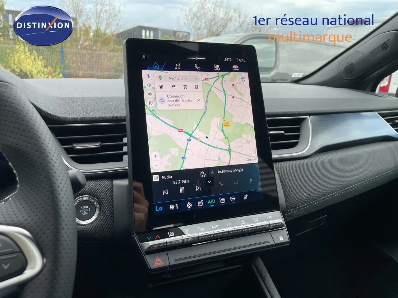 Vue intérieure du tableau de bord de la Renault Symbioz gris cassiopée, avec écran tactile central affichant une carte GPS.