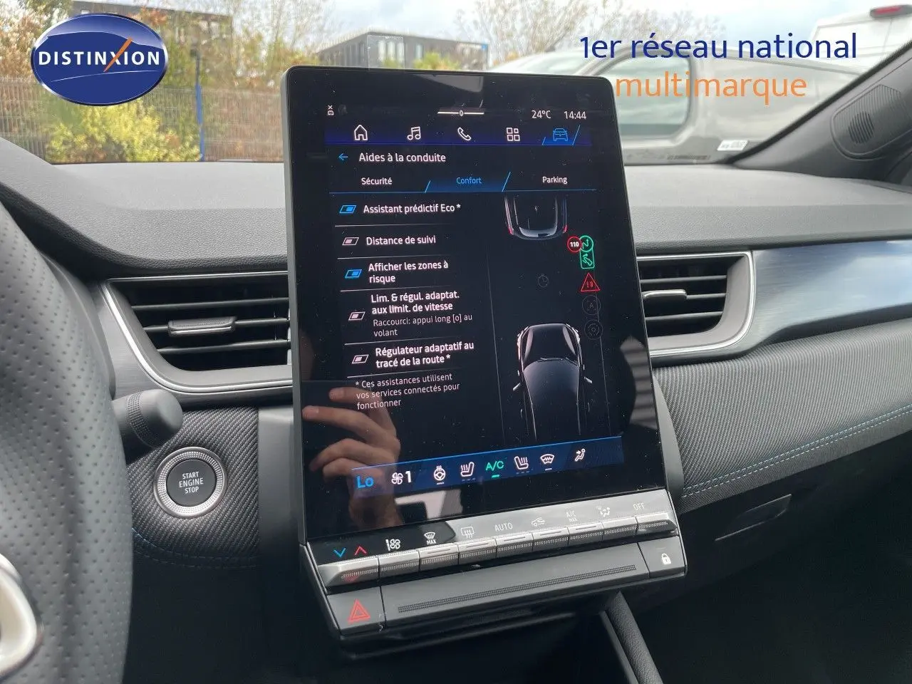 Vue intérieure centrée sur l'écran tactile vertical du tableau de bord du Renault Symbioz gris, avec détails des aides à la conduite.