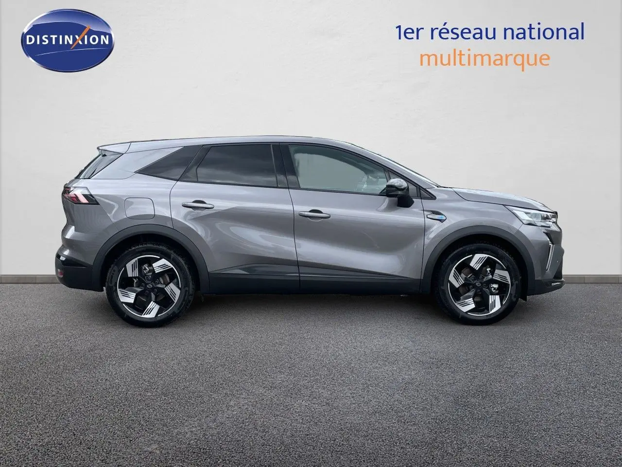 Vue de profil côté gauche d'un Renault Symbioz gris cassiopée métallisé avec jantes stylisées et vitres teintées.