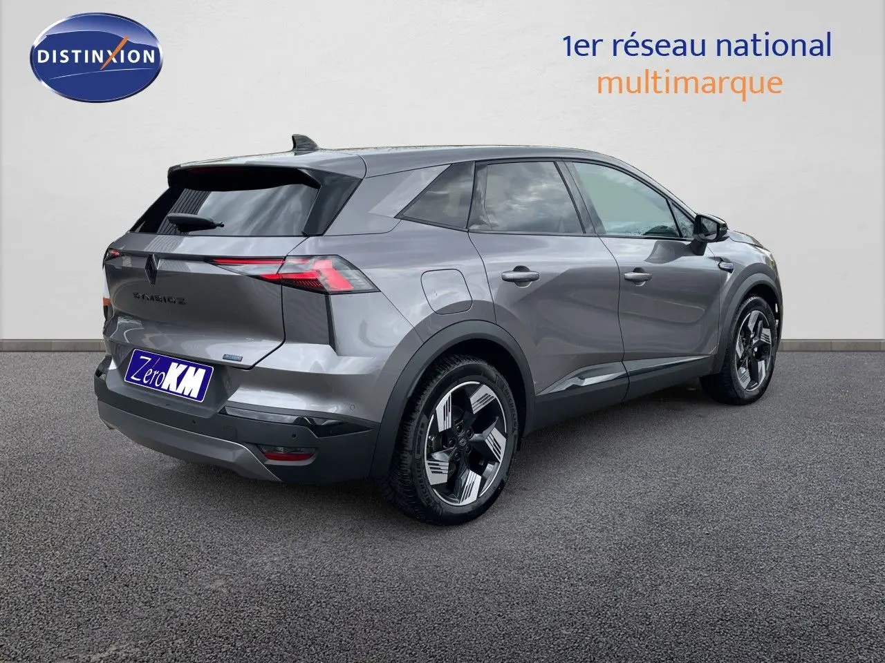 Vue 3/4 arrière droite d'une Renault Symbioz gris Cassiopée métal avec jantes modernes et feux arrière LED distinctifs.