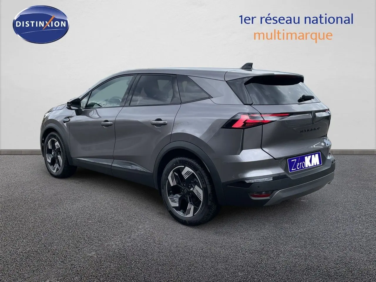 Vue 3/4 arrière droite du Renault Symbioz gris Cassiopée métallisé avec feux arrière LED et jantes noires bicolores.