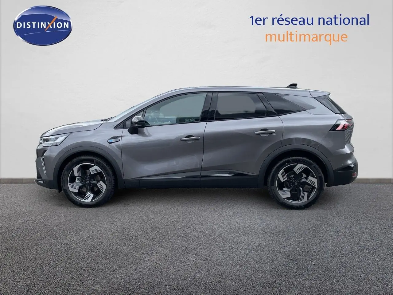 Renault Symbioz gris cassiopée métal en profil droit, SUV hybride avec jantes noires et détails modernes.